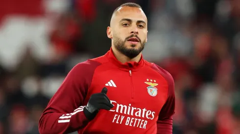 Corinthians segue tentando Arthur Cabral.