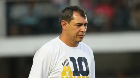 Carille dá aval para contratação do meio-campista