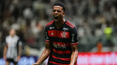 Carlinhos comemora gol pelo Flamengo