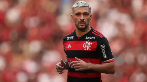 RIO DE JANEIRO, BRAZIL - OCTOBER 26: Giorgian de Arrascaeta of Flamengo looks on during the match between Flamengo and Juventude as part of Brasileirao 2024 at Maracana Stadium on October 26, 2024 in Rio de Janeiro, Brazil. (Photo by Wagner Meier/Getty Images)