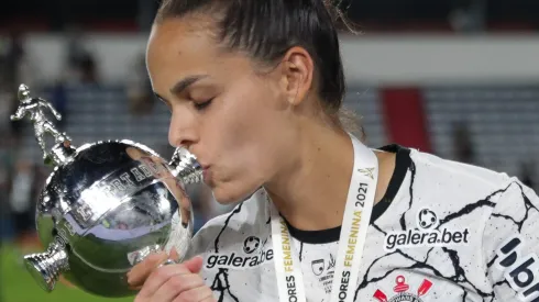 Gabi Portilho com a taça da Libertadores Feminina (FocoUy/AGIF)