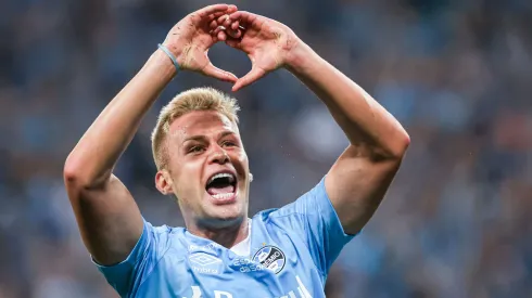 Ronald comemorando gol pelo Grêmio (Maxi Franzoi/AGIF)