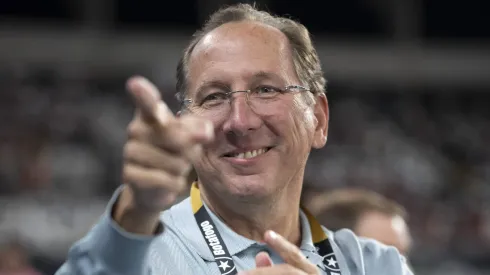 Botafogo vai atrás de reforços com John Textor.