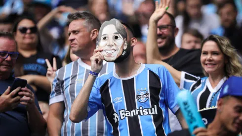 Torcida do Gremio com mascaras em homenagem a Pedro Geromel durante partida contra Corinthians no estadio Arena do Gremio pelo campeonato Brasileiro A 2024. Foto: Maxi Franzoi/AGIF