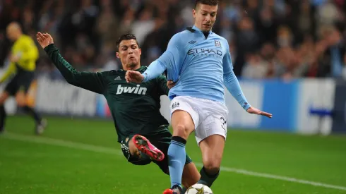 Matija Nastasić com a camisa do Manchester City enfrentando Cristiano Ronaldo. Foto: Michael Regan/Getty Images
