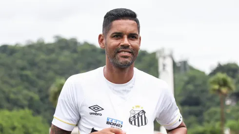 Aderlan em sua apresentação oficial como jogador do Santos (Foto: Reinaldo Campos/AGIF)