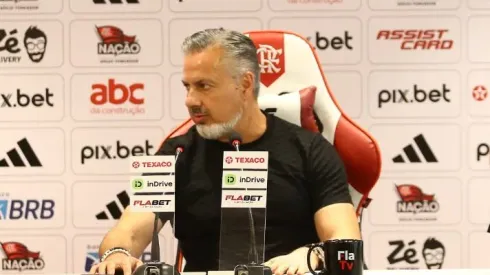 José Boto durante coletiva de imprensa no Ninho do Urubu. Foto: Gilvan de Souza / CRF.