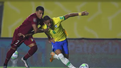 Darwin Machís (à esquerda) defende a seleção da Venezuela nas Eliminatórias para a Copa de 2026