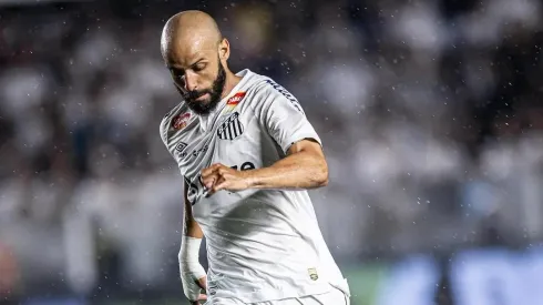 Thaciano, novo reforço do meio campo santista entrará em campo no clássico com proteção facial após lesão