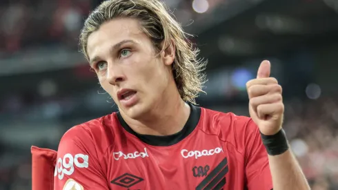 Agustín Cannobio em ação pelo Athletico-PR - Foto: Robson Mafra/AGIF.