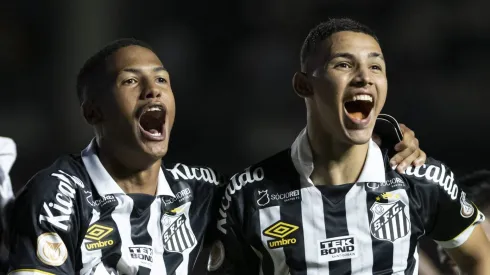 Deivid Washington (à direita), atacante do Chelsea, na época do Santos