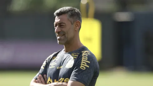 SP – SANTOS – 13/01/2025 – SANTOS, TREINO – Pedro Caixinha tecnico do Santos durante treino no Centro de Treinamento CT Rei Pele, nesta segunda feira (13).