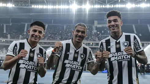 RJ - RIO DE JANEIRO - 07/07/2024 - BRASILEIRO A 2024, BOTAFOGO X ATLETICO-MG - Allan, Almada e Igor Jesus jogadores do Botafogo apresentados a torcida antes da partida contra o Atletico-MG no estadio Engenhao pelo campeonato Brasileiro A 2024. Foto: Thiago Ribeiro/AGIF
