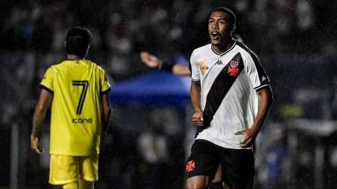 Rayan, do Vasco, comemora seu gol durante partida contra o Madureira em São Januário pelo Campeonato Carioca de 2024. Foto: Thiago Ribeiro / AGIF