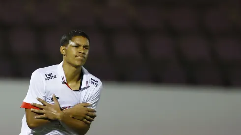 SP - ARARAQUARA - 21/01/2025 - COPA SAO PAULO 2025, CRICIUMA X SAO PAULO - Ryan Francisco jogador do Sao Paulo durante partida contra o Criciuma no estadio Fonte Luminosa pelo campeonato Copa Sao Paulo 2025. Foto: Thiago Calil/AGIF