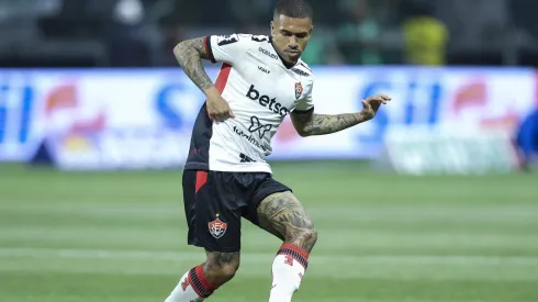 Grêmio garante que contratação de Lucas Esteves deve acontecer em meio às acusações do Vitória.