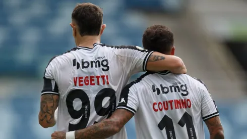 Coutinho e Vegetti em partida entre Cuiabá x Vasco pelo Campeonato Brasileiro 2024. Foto: Gil Gomes/AGIF