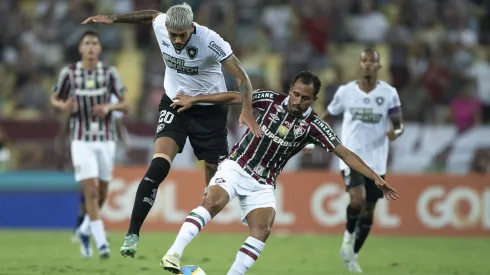 RJ – RIO DE JANEIRO – 21/09/2024 – BRASILEIRO A 2024, FLUMINENSE X BOTAFOGO – Lima jogador do Fluminense disputa lance com Barboza jogador do Botafogo durante partida no estadio Maracana pelo campeonato Brasileiro A 2024. Foto: Jorge Rodrigues/AGIF