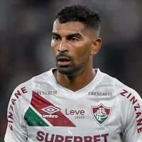 Thiago Santos do Fluminense é severamente criticado pela torcida após cometer pênalti no fim do jogo