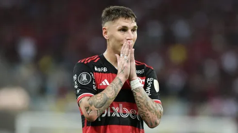 Varela virou problema no Mengão