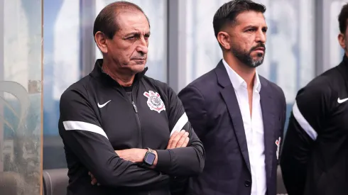 Ramón Díaz e seu auxiliar no Corinthians