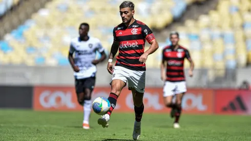 RJ – RIO DE JANEIRO – 28/04/2024 -Arrascaeta, do Flamengo, durante partida contra o Botafogo no Maracanã pelo Campeonato Brasileiro A 2024. Foto: Thiago Ribeiro / AGIF