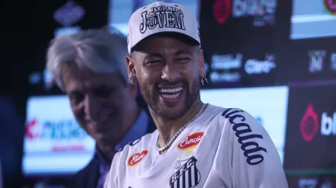Neymar durante sua apresentação oficial como jogador do Santos realizada na Vila Belmiro. Foto: Reinaldo Campos / AGIF