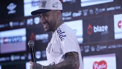 SP – SANTOS – 31/01/2025 – SANTOS, APRESENTACAO NEYMAR – Neymar em campo durante sua apresentacao oficial como jogador do Santos em coletiva de imprensa realizada no Vila Belmiro. Foto: Reinaldo Campos/AGIF