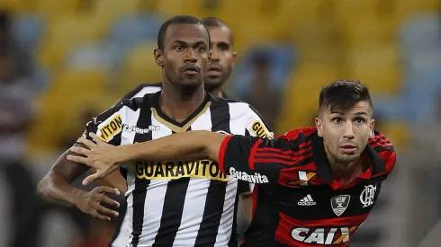 Lucas Mugni do Flamengo disputa lance com Airton do Botafogo. Foto: Wagner Meier/AGIF