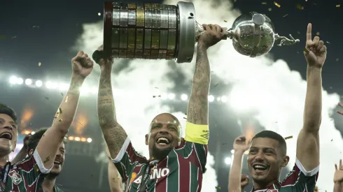 RJ – RIO DE JANEIRO – 04/11/2023 – LIBERTADORES 2023, BOCA JUNIORS X FLUMINENSE – Felipe Melo jogador do Fluminense levanta a taca de campeao durante cerimonia de premiacao ao final da partida contra o Boca Juniors no estadio Maracana pela decisao do campeonato Libertadores 2023. Foto: Jorge Rodrigues/AGIF