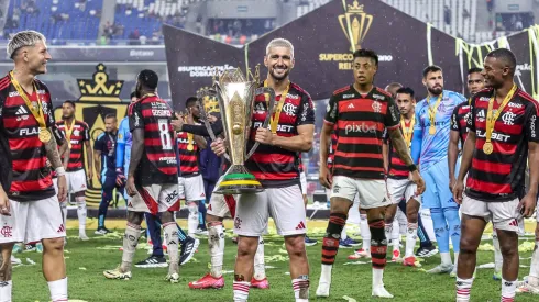 Arrascaeta, jogador do Flamengo levanta a taca de campeao durante cerimonia de premiacao ao final da partida contra o Botafogo no estadio Mangueirao pela decisao do campeonato Supercopa 2025.