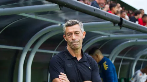 Pedro Caixinha tecnico do Santos durante partida contra o Velo Clube no estadio Benitao pelo campeonato Paulista 2025. Foto: Roberto Gardinalli/AGIF