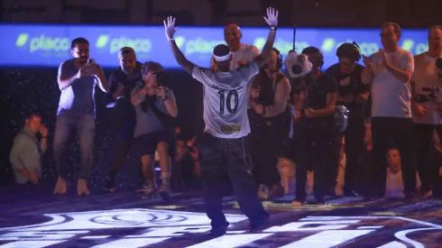 Neymar durante sua apresentação oficial como jogador do Santos em coletiva de imprensa realizada no Vila Belmiro. Foto: Reinaldo Campos / AGIF