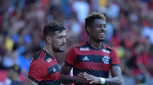 Bruno Henrique jogador do Flamengo comemora seu gol com o jogador De Arrascaeta durante partida contra o Cabofriense no estadio Maracana pelo campeonato Carioca 2019. Foto: Thiago Ribeiro/AGIF