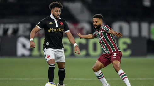 Payet jogador do Vasco disputa lance com Samuel Xavier jogador do Fluminense durante partida. Foto: Thiago Ribeiro/AGIF