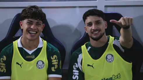 Piquerez (à direita) será titular na lateral esquerda do Palmeiras contra o Corinthians