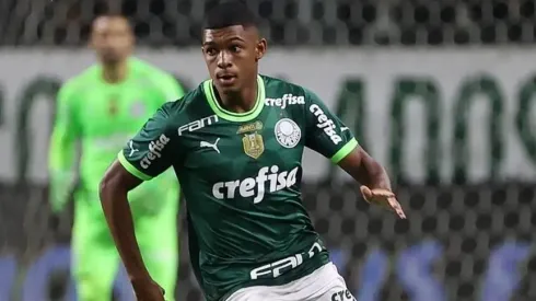 Luis Guilherme, com passagem pela base do Palmeiras, atualmente joga no futebol inglês e está na mira do Botafogo como potencial reforço em 2025