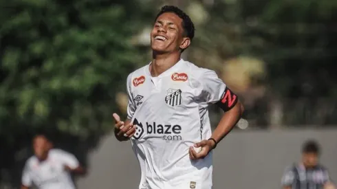 Nadson, jovem atacante da base e destaque da Copinha assina primeiro vínculo profissional com o Santos