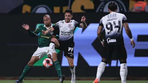 Mayke jogador do Palmeiras disputa lance com Igor Coronado jogador do Corinthians durante partida. Foto: Ettore Chiereguini/AGIF