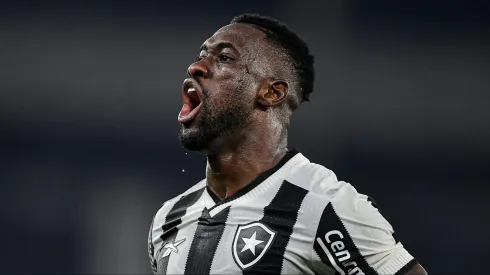 RJ – RIO DE JANEIRO – 19/06/2024 – BRASILEIRO A 2024, BOTAFOGO X ATHLETICO-PR – Bastos jogador do Botafogo comemora seu gol durante partida contra o Athletico-PR no estadio Engenhao pelo campeonato Brasileiro A 2024. Foto: Thiago Ribeiro/AGIF