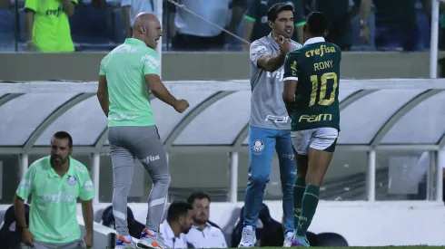 SP – BARUERI – 08/02/2024 – PAULISTA 2024, PALMEIRAS X ITUANO – Rony jogador do Palmeiras comemora seu gol com Abel Ferreira tecnico da sua equipe durante partida contra o Ituano no estadio Arena Barueri pelo campeonato Paulista 2024. Foto: Ettore Chiereguini/AGIF