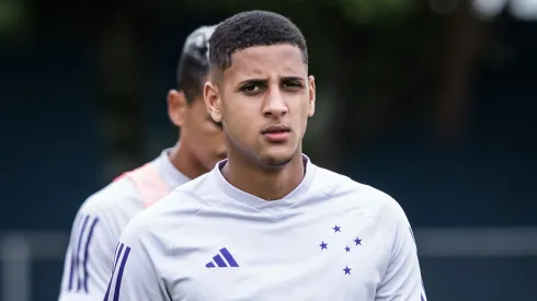Fernando, atacante do Cruzeiro, em treino na Toca da Raposa