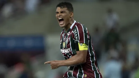 Thiago Silva vibrando após um lance pelo Fluminense