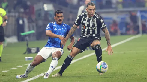 Kaiki jogador do Cruzeiro disputa lance com Saravia jogador do Atletico-MG durante partida. Foto: Gilson Lobo/AGIF