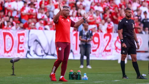 Roger Machado técnico do Internacional durante partida contra o Grêmio – Foto: Luiz Erbes/AGIF