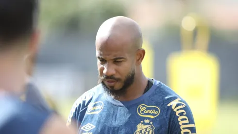 SP – SANTOS – 13/01/2025 – SANTOS, TREINO – Patrick jogador do Santos durante treino no Centro de Treinamento CT Rei Pele, nesta segunda feira (13). Foto: Reinaldo Campos/AGIF