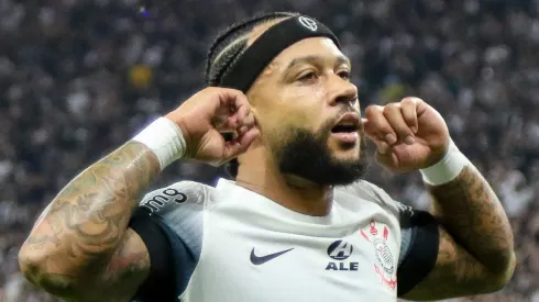 Memphis Depay, atuando pelo Corinthians – Foto: Joisel Amaral/AGIF