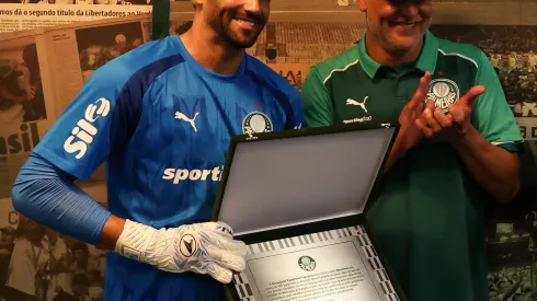 Weverton recebe placa comemorativa de Marcos, outra lenda do gol Alviverde Foto: Cesar Greco/Palmeiras/by Canon