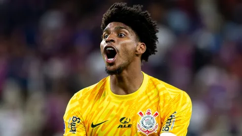 Hugo Souza não se segurou após defender pênalti no Allianz Parque – Foto: Pedro Chaves/AGIF