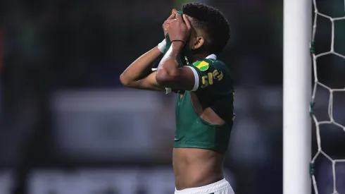 Estevão, do Palmeiras, lamenta durante partida contra o Bragantino no Allianz Parque pelo Campeonato Paulista 2025. Foto: Ettore Chiereguini / AGIF